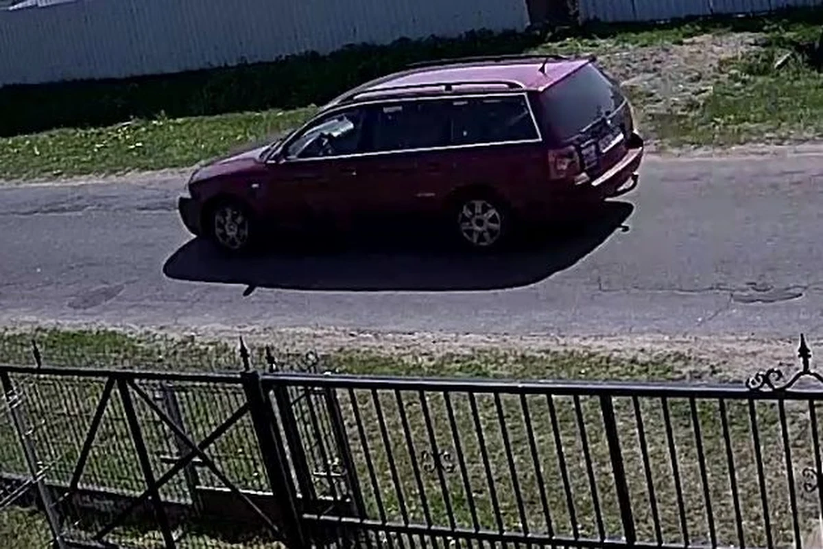 Policjanci  z Kłobucka poszukują trzech sprawców, którzy  28 kwietnia napadli na sklep w Borze Zajacińskim w gminie Przystajń. Byli zamaskowani.