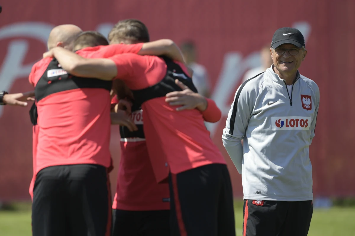 Z 30 przebywających na obozie w Juracie piłkarzy z szerokiej kadry na mistrzostwa świata treningu na boisku w Jastarni zabrakło Kamila Glika i Karola Linettego. Ćwiczył natomiast Jacek Góralski, który podczas środowych zajęć doznał urazu barku.