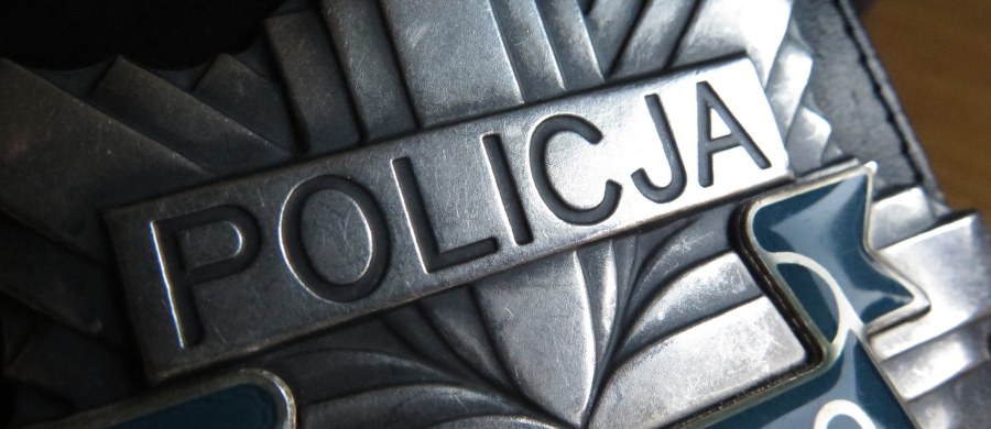 43-letni policjant postrzelił się śmiertelnie na terenie komendy w Piotrkowie Trybunalskim. Trwa wyjaśnianie okoliczności zdarzenia.