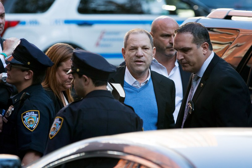 Producent filmowy Harvey Weinstein, którego wiele kobiet oskarża o molestowanie seksualne, usłyszał w piątek przed sądem w Nowym Jorku zarzuty gwałtu i innych przestępstw seksualnych. Nie ustosunkował się do nich i został zwolniony za kaucją 1 mln dolarów.