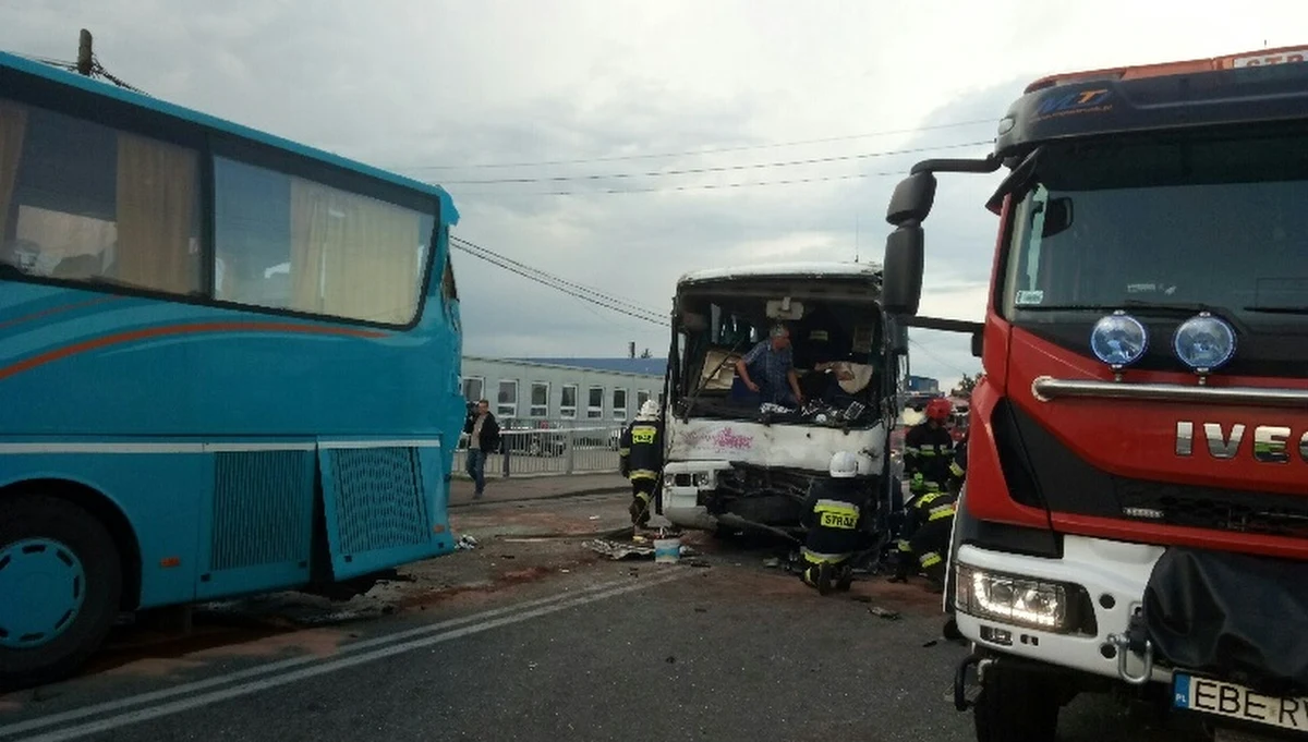 Poważny wypadek z udziałem dwóch autokarów na trasie krajowej nr 74 w miejscowości Rusiec koło Bełchatowa w Łódzkiem. Pojazdami podróżowało kilkadziesiąt osób. Dwie dziewczynki i 56-letni mężczyzna zostali przetransportowani śmigłowcami Lotniczego Pogotowia Ratunkowego do szpitali. 