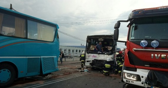 Poważny wypadek z udziałem dwóch autokarów na trasie krajowej nr 74 w miejscowości Rusiec koło Bełchatowa w Łódzkiem. Pojazdami podróżowało kilkadziesiąt osób. Dwie dziewczynki i 56-letni mężczyzna zostali przetransportowani śmigłowcami Lotniczego Pogotowia Ratunkowego do szpitali. 