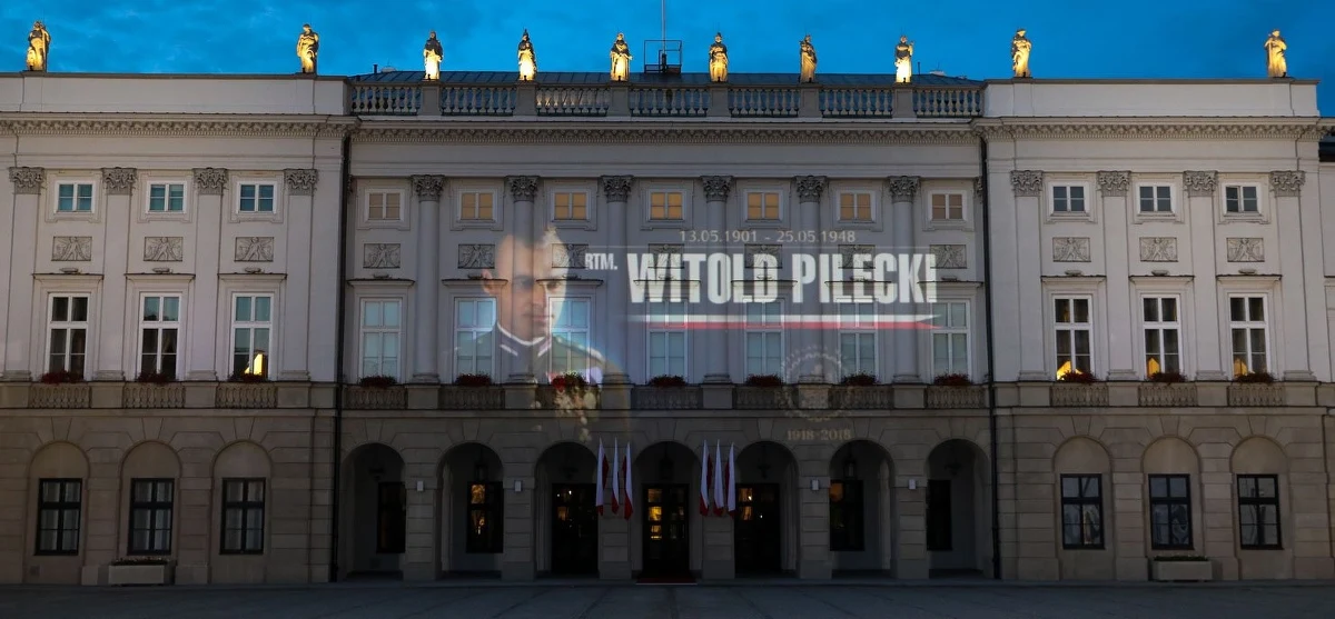 W 70. rocznicę wykonania wyroku śmierci na rtm. Witoldzie Pileckim - oficerze AK i dobrowolnym więźniu Auschwitz - fasadę Pałacu Prezydenckiego rozświetliła iluminacja z jego wizerunkiem.