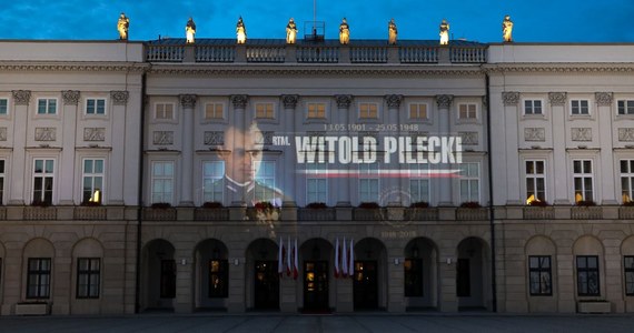 W 70. rocznicę wykonania wyroku śmierci na rtm. Witoldzie Pileckim - oficerze AK i dobrowolnym więźniu Auschwitz - fasadę Pałacu Prezydenckiego rozświetliła iluminacja z jego wizerunkiem.