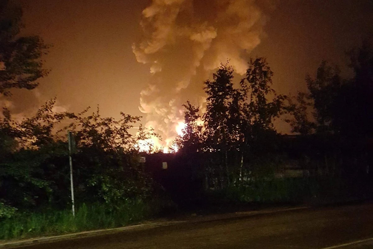 Pożar na terenie byłej fabryki Boruta w Zgierzu (woj. łódzkie). Zdjęcia z miejsca zdarzenia dostaliśmy na Gorącą Linię RMF FM. 