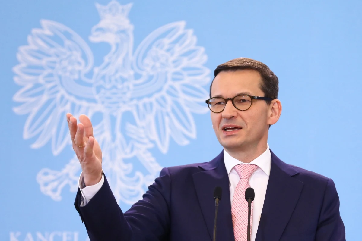 "Organizujemy już we wtorek "okrągły stół" (...), rozmowy w szefami głównych klubów, które występują w Lidze Europejskiej, eliminacjach do Ligi Mistrzów" - powiedział premier Mateusz Morawiecki w programie "Gość Krzysztofa Ziemca w RMF FM". Jak dodał, w spotkaniu udział wezmą ministrowie Joachim Brudziński i Witold Bańka oraz szef PZPN Zbigniew Boniek.