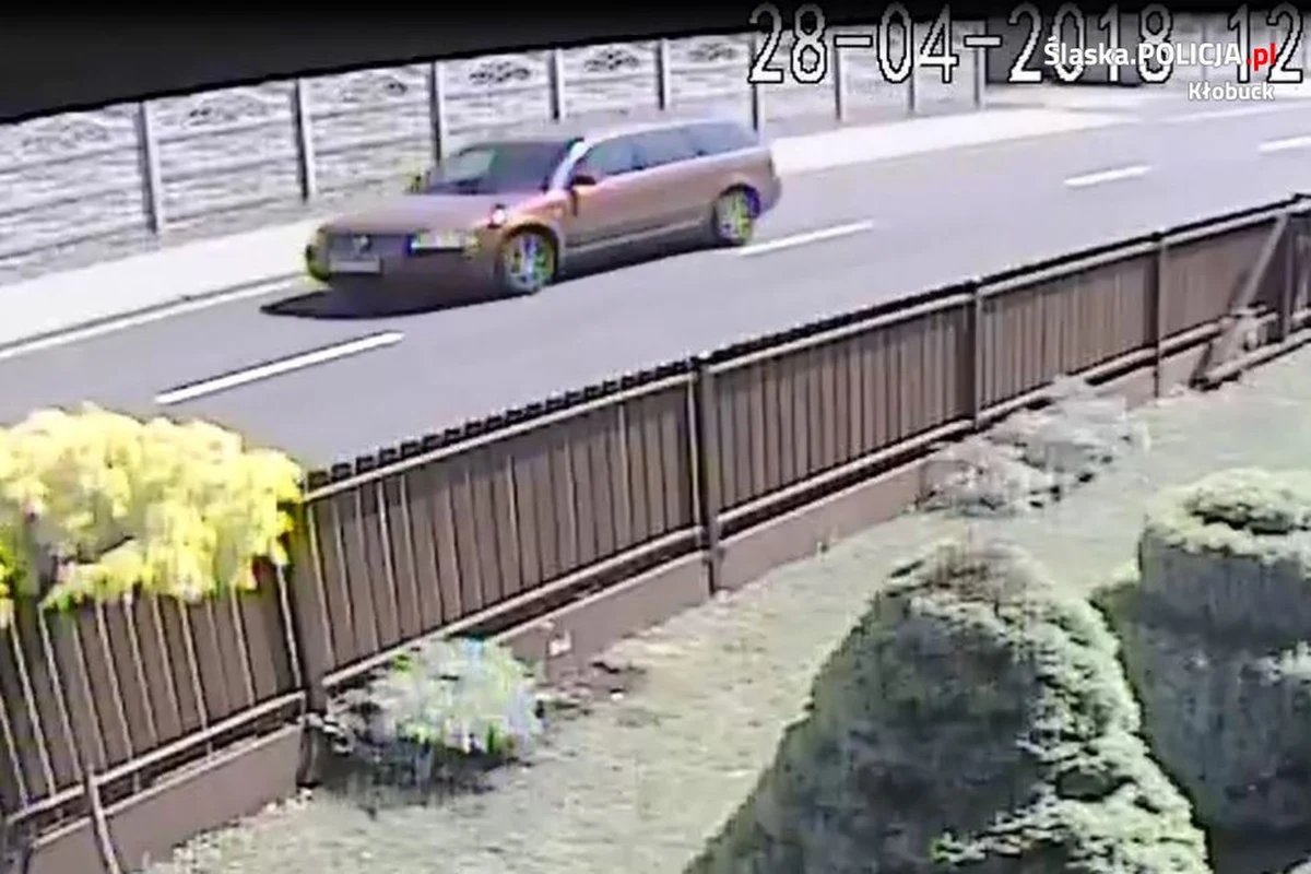 Policja z Kłobucka w Śląskiem szuka sprawców napadu w Borze Zajacińskim. Wiadomo, że napastników było co najmniej trzech. Uciekli samochodem, którego zdjęcia publikuje teraz policja.
