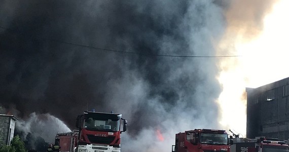 Nocny pożar składowiska odpadów w Zgierzu pod Łodzią został opanowany i nie rozprzestrzenia się. Strażacy nie mają jednak wątpliwości, że dogaszanie ognia potrwa wiele godzin. Pożar wybuchł w nocy, w akcji uczestniczy obecnie ponad 250 strażaków. Okoliczności pożaru wyjaśnia prokuratura. 