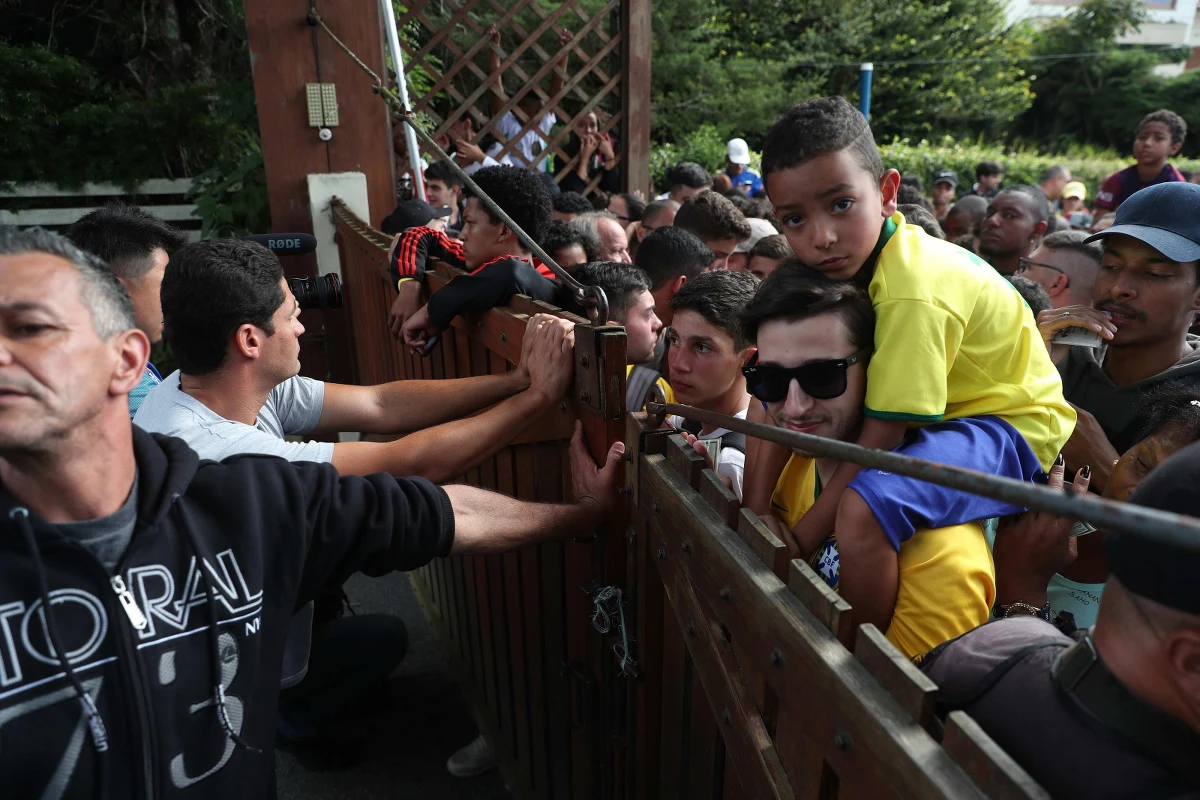 Brazylijscy kibice wtargnęli na trening swojej reprezentacji, która w ośrodku pod Rio de Janeiro przygotowuje się do piłkarskich mistrzostw świata w Rosji. Interweniować musiała policja.