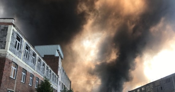 Od piątku strażacy nie mogą się uporać z pożarem składowiska odpadów w Zgierzu niedaleko Łodzi.  Ze wstępnych szacunków wynika, że zapaliło się 50 tysięcy ton tworzyw sztucznych, stąd tak długa akcja gaśnicza. Mieszkańcy obawiają się, że toksyczny pył z pożaru zaszkodzi ich zdrowiu.