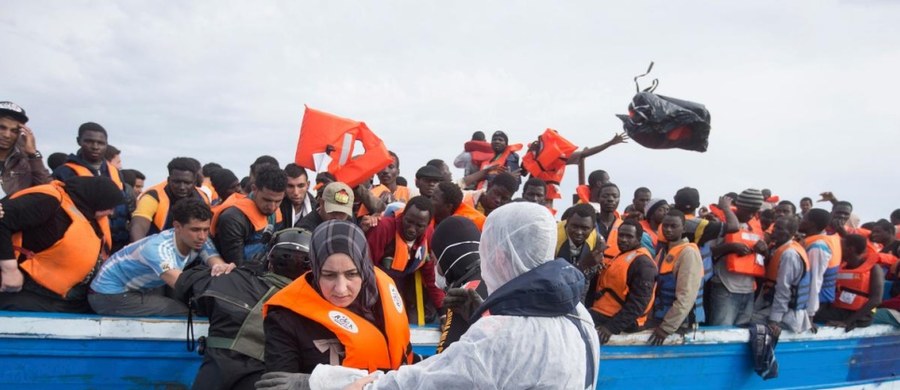 Włoskie służby morskie poinformowały, że w ostatnich dwóch dniach do kraju przybyło dwa tysiące nowych migrantów. Tak nagłego wzrostu nie odnotowano od dawna. Tylko w sobotę statki włoskiej marynarki i straży przybrzeżnej oraz organizacji pozarządowych, patrolujące Morze Śródziemne, wzięły udział w ośmiu operacjach niesienia pomocy ludziom na dryfujących łodziach i pontonach. Wśród uratowanych była ciężarna, która w trakcie rejsu ratunkowego urodziła syna. Chłopcu nadano imię Miracle (Cud).