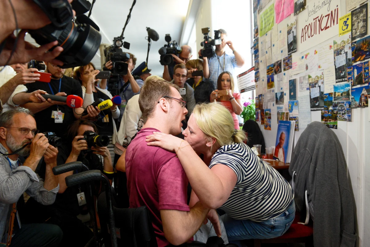 27 maja, po 40 dniach, zakończy się protest osób niepełnosprawnych i ich opiekunów w Sejmie. Zapowiedziała to jedna z protestujących matek Iwona Hartwich, a potwierdziła Katarzyna Milewicz. Protestujący po opuszczeniu Sejmu spotkali się z dziennikarzami.