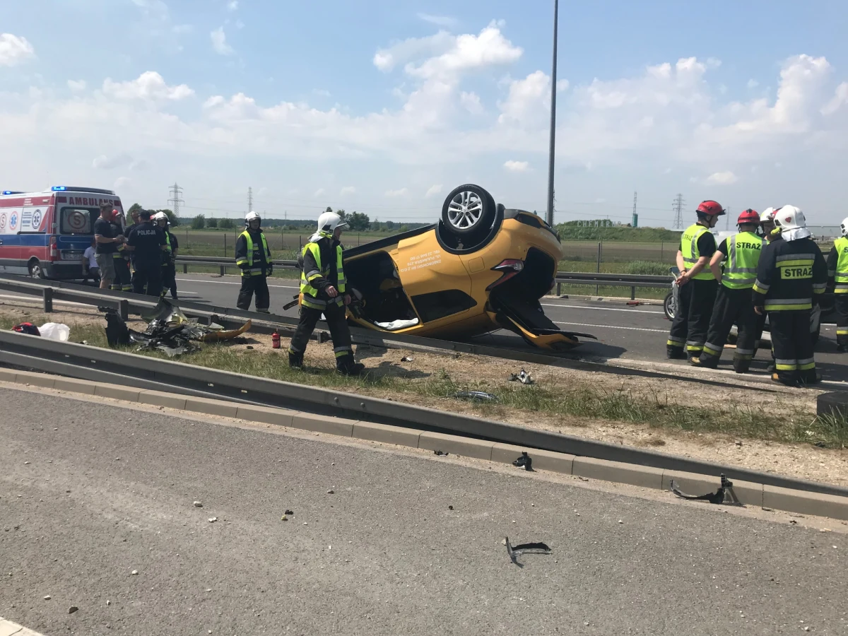Uwaga kierowcy. Na zjeździe z S7 na S8 w Jankach doszło do wypadku. Zderzyły się tam dwa samochody osobowe. Policja rekomenduje zjechać dopiero na zjeździe w Paszkowie.