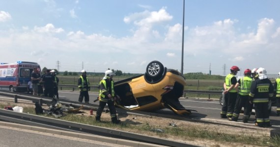 Uwaga kierowcy. Na zjeździe z S7 na S8 w Jankach doszło do wypadku. Zderzyły się tam dwa samochody osobowe. Policja rekomenduje zjechać dopiero na zjeździe w Paszkowie.