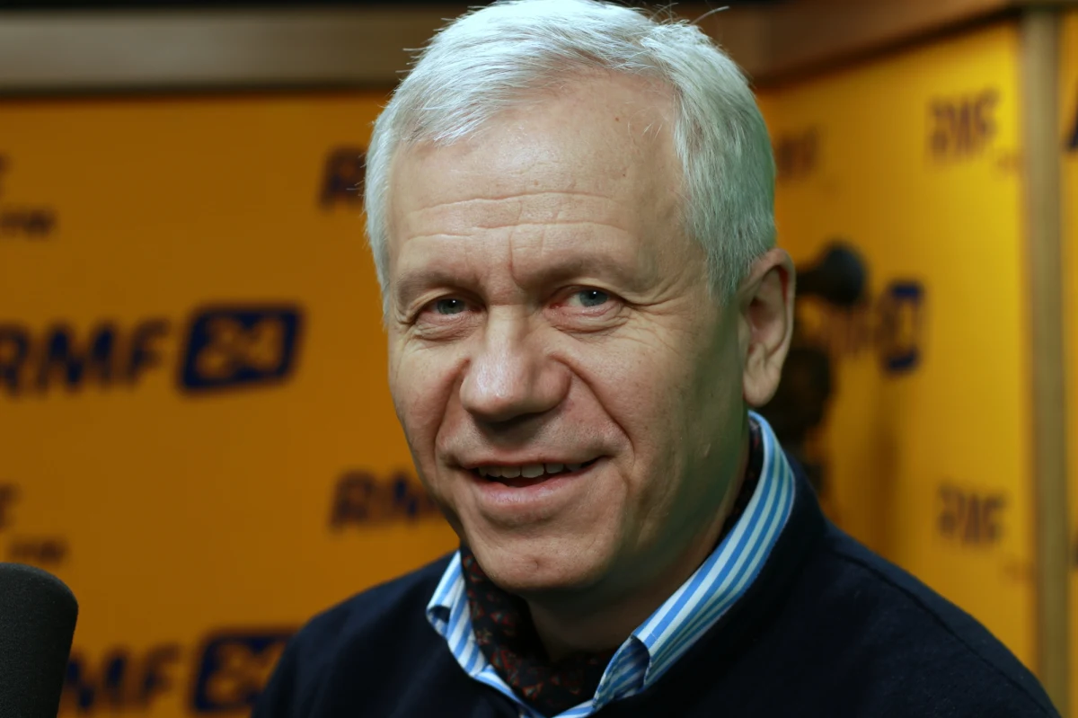 "Ten dialog będzie się toczył i zakończy się spełnieniem postulatów, które są słuszne" – mówił Marek Jurek o zawieszonym po 40 dniach proteście opiekunów osób niepełnosprawnych. Gość Porannej rozmowy w RMF FM podkreślił także, że "Sejm nie jest miejscem do takiego protestu". "Jeśli władze chcą tak bardzo chronić Sejm, że budują zasieki, to tym bardziej ten protest należało zakończyć jak najszybciej" – dodał. O proponowanym przez premiera Morawieckiego okrągłym stole na temat bezpieczeństwa na stadionach, Jurek powiedział: "Pewna szansa jest, ja bym tej inicjatywy nie przekreślał". Robert Mazurek pytał swojego gościa także w wyniki piątkowego referendum aborcyjnego w Irlandii. "To jest tragedia narodowa. Nawet jeżeli to nie jest koniec tej Irlandii świętego Patryka, to z pewnością jest to koniec tej epoki, którą w latach 30. zapoczątkował Éamon de Valera, jego konstytucja i to jest być może koniec I Republiki Irlandzkiej” – powiedział szef Prawicy Rzeczpospolitej  komentując fakt, że 2/3 głosujących w referendum opowiedziało się za liberalizacją przepisów aborcyjnych. 