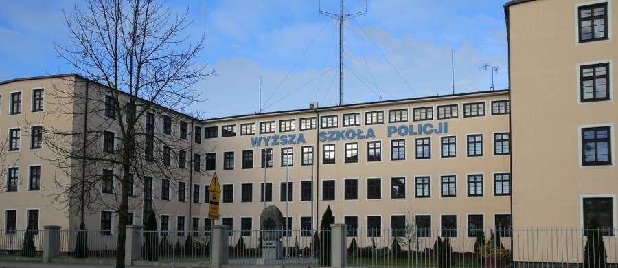 W Jeziorze Domowym Małym w Szczytnie odnaleziono ciało poszukiwanego od piątku słuchacza kursu podstawowego Wyższej Szkoły Policji w Szczytnie (warmińsko-mazurskie). Okoliczności śmierci mężczyzny wyjaśniają policjanci pod nadzorem prokuratora.