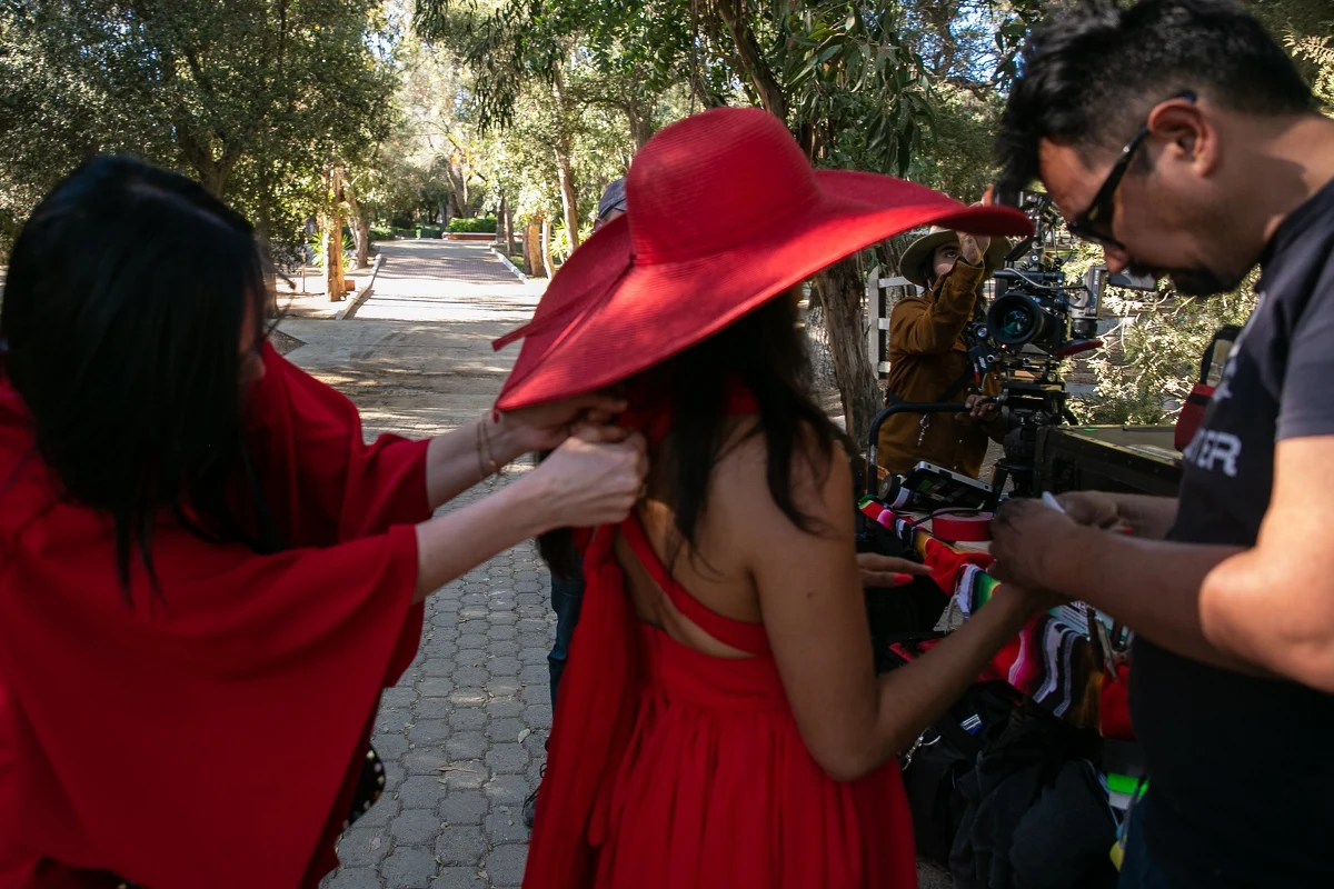 Polska projektantka Joanna Hawrot przygotowała 30 kimon do filmu "The Wall od Mexico". Za reżyserię tego obrazu odpowiedzialni są Magdalena Zyzak - Polka robiąca karierę w Hollywood - i Zachary Colter. W obsadzie znalazła się m.in. Mariel Hemingway - wnuczka Ernesta Hemingwaya - i znany z roli w "Zmierzchu" amerykański aktor Jackson Rathbone. 