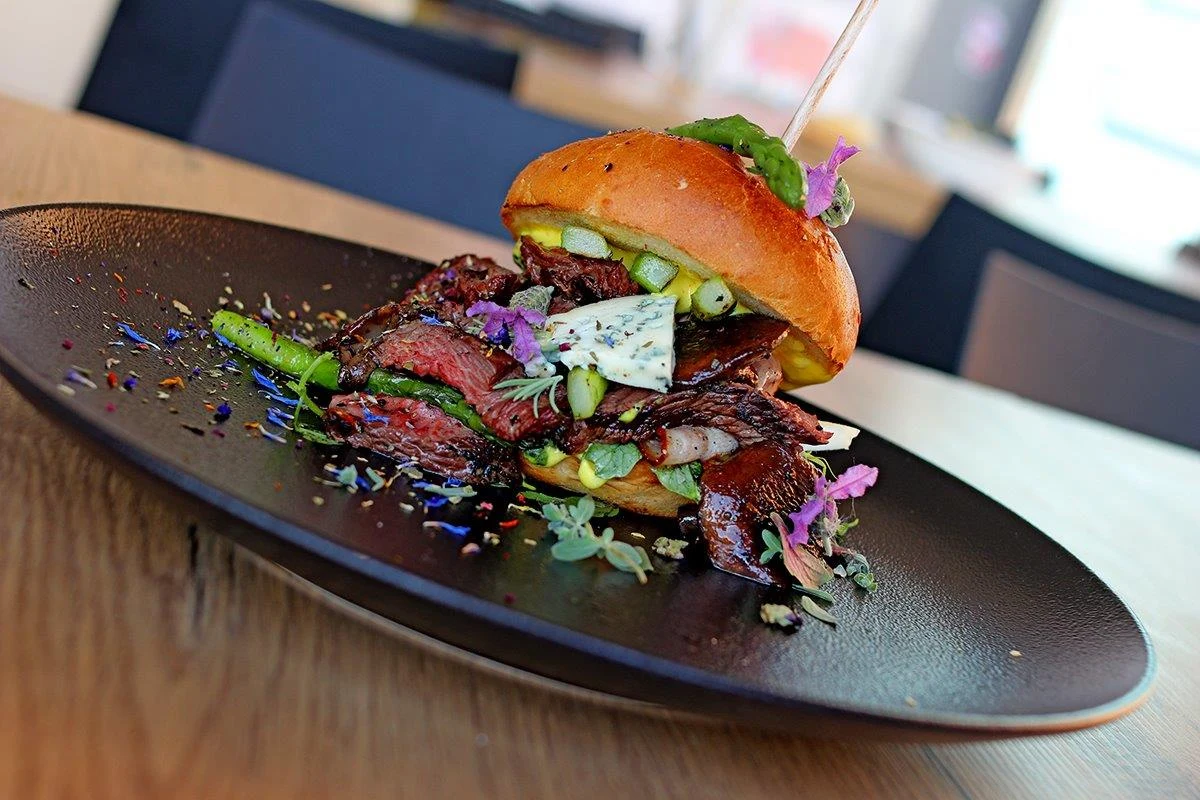 Hamburgery, cheeseburgery, vegeburgery, chickenburgery czy fishburgery – mają dziś swoje święto. Ta data w kalendarzu jest oznaczona jako Dzień Hamburgera. Co prawda hamburger, to kanapka z grillowanym kotletem z wołowego mięsa mielonego, ale możemy uznać, że wszystkie odmiany burgerów tego dnia mogą być szczególnie czczone i hołubione przez smakoszy. 