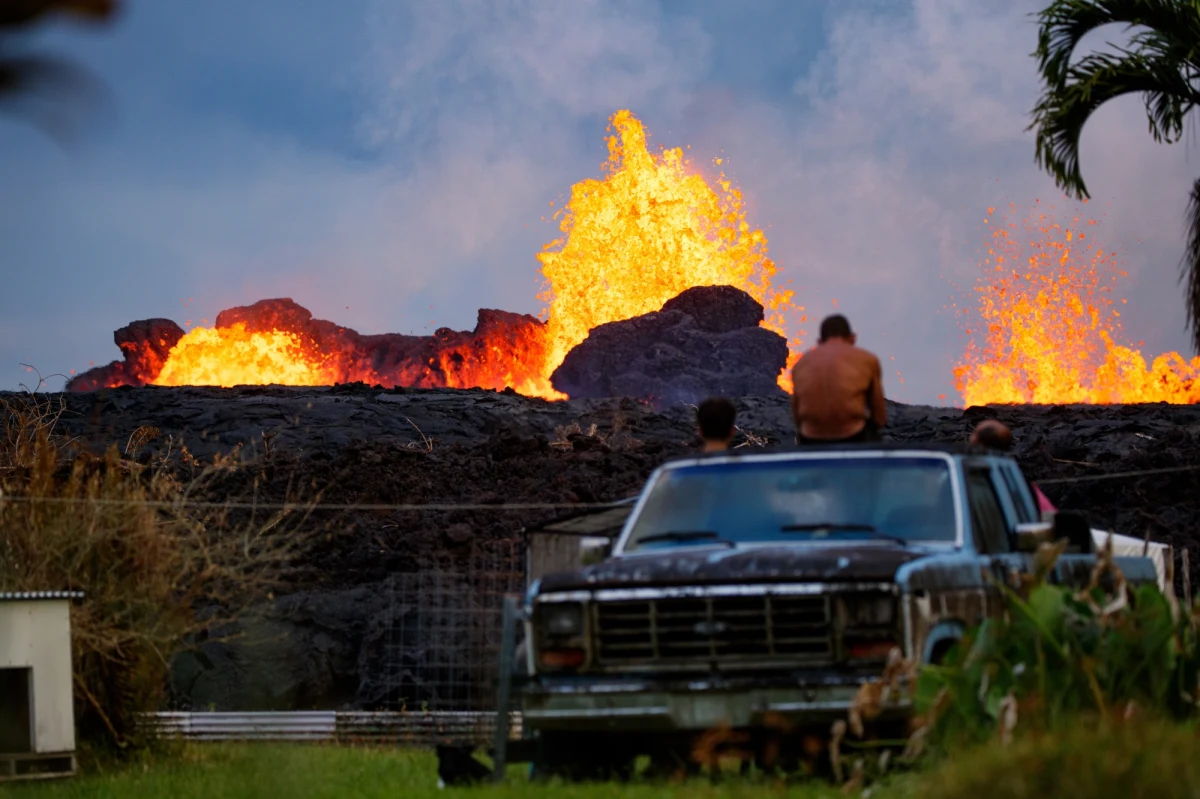 Na wyspie Hawaii, znanej jako Big Island doszło do kolejnych erupcji wulkanu, a szeroki strumień lawy dotarł do elektrowni geotermalnej - podał w poniedziałek The Australian. Potencjalne zagrożenie nie jest znane - powiedział szef agencji zarządzania kryzysowego.