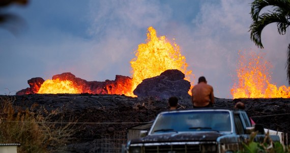 Na wyspie Hawaii, znanej jako Big Island doszło do kolejnych erupcji wulkanu, a szeroki strumień lawy dotarł do elektrowni geotermalnej - podał w poniedziałek The Australian. Potencjalne zagrożenie nie jest znane - powiedział szef agencji zarządzania kryzysowego.