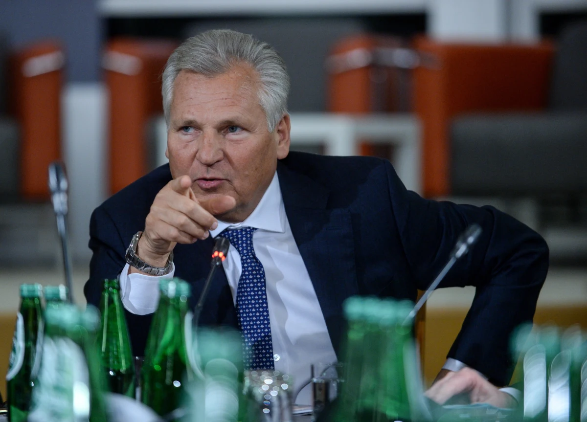 Śledczy mają informacje o transakcjach finansowych z kilkunastu rachunków bankowych oraz szczegółową analizę połączeń telefonicznych. Czy będzie przełom w postępowaniu dotyczącym byłego prezydenta Aleksandra Kwaśniewskiego i jego małżonki? - pisze w poniedziałek "Do Rzeczy". Według gazety, śledztwo katowickiej prokuratury regionalnej w sprawie potocznie nazywanej "willą Kwaśniewskich" będzie przedłużone o kolejne pół roku. W śledztwie prowadzonym wokół b. prezydenta Aleksandra Kwaśniewskiego i jego małżonki "zaczyna robić się gorąco". "Postępowanie - na razie prowadzone w sprawie, nikomu nie przedstawiono zarzutów - koncentruje się wokół nich oraz grupy 10-11 osób od lat z nimi blisko związanych lub współpracujących" - czytamy.
