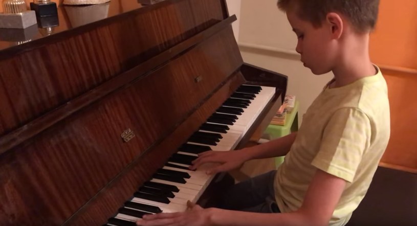 Poniżej możecie zobaczyć niezwykły cover eurowizyjnego przeboju "Light Me Up" Gromee'ego - na pianinie utwór krakowskiego producenta zagrał niewidomy 13-letni Igor.