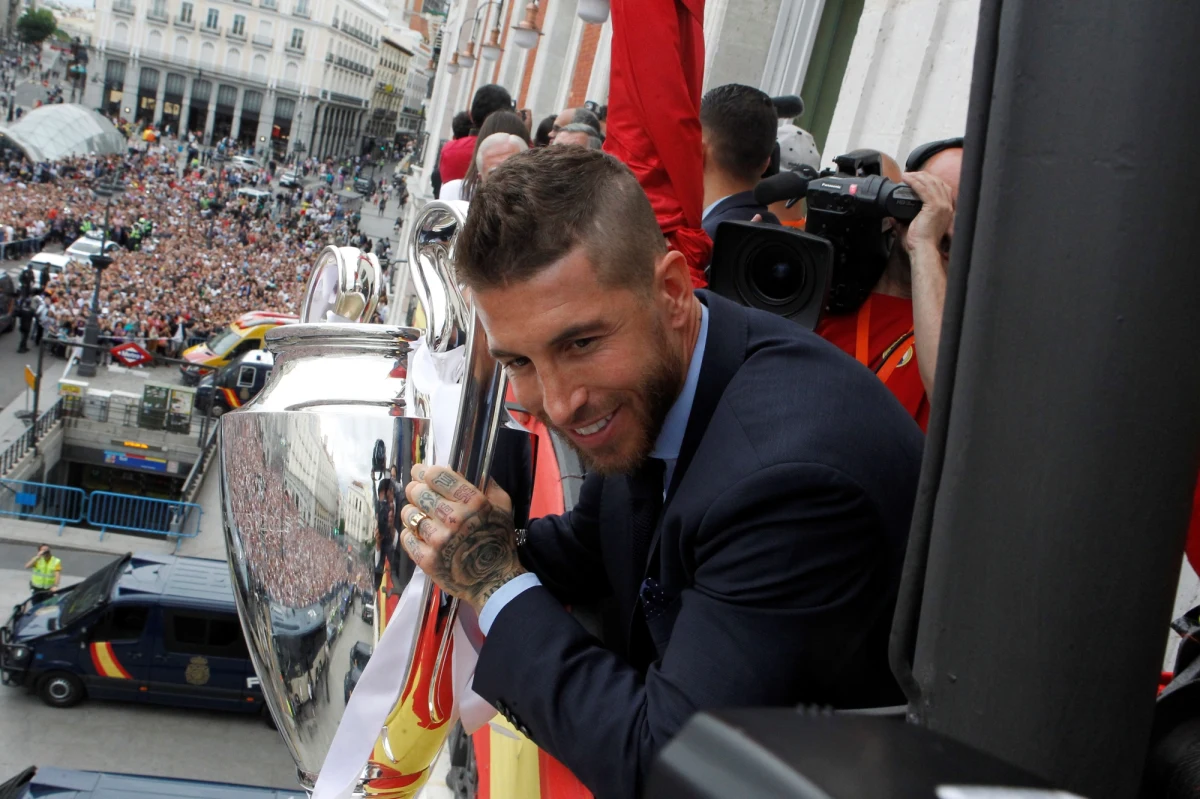 Nie milkną echa kontrowersyjnej sytuacji z sobotniego finału Ligi Mistrzów, w którym Sergio Ramos sfaulował Mohameda Salaha, powodując u Egipcjanina kontuzję barku. Niespełna 24 godziny po finale pod petycją żądającą od UEFA i FIFA ukarania Ramosa podpisało się ponad 170 tysięcy ludzi.