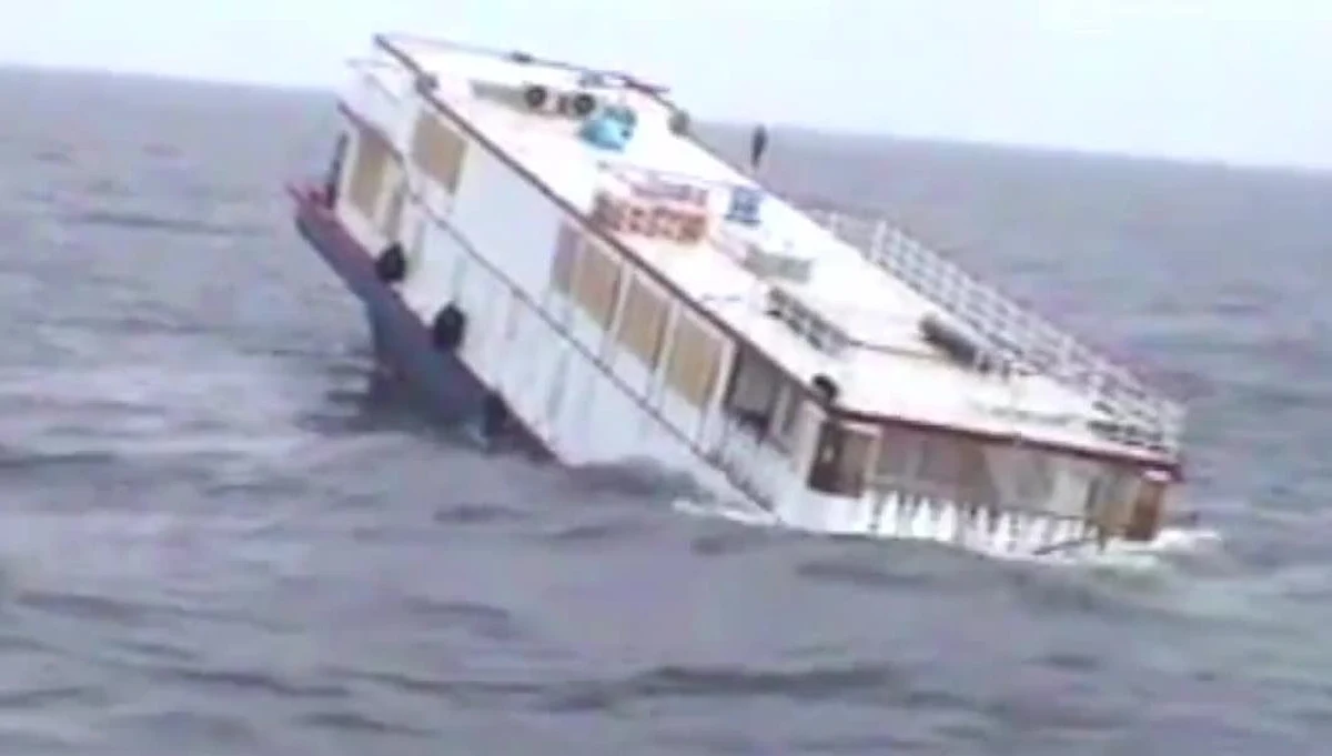 Około 10 mil morskich od wybrzeży Walii na oczach świadków zatonął parowiec z 1922 roku. Na szczęście pokład 36-metrowego statku był pusty, ponieważ był w trakcie holowania do nowego właściciela. 