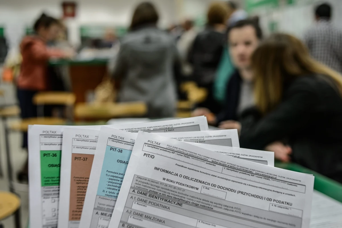 Od nowego roku czeka nas podatkowa rewolucja. Zacznie się koniec samodzielnego wypełniania PIT-ów. Ministerstwo Finansów ogłosiło, że w przyszłym roku wypełni doroczne zeznanie podatkowe za każdą osobę pracującą na umowie o pracę albo na umowach o dzieło i zlecenie. Rok później zrobi to także za osoby pracujące w ramach działalności gospodarczej.