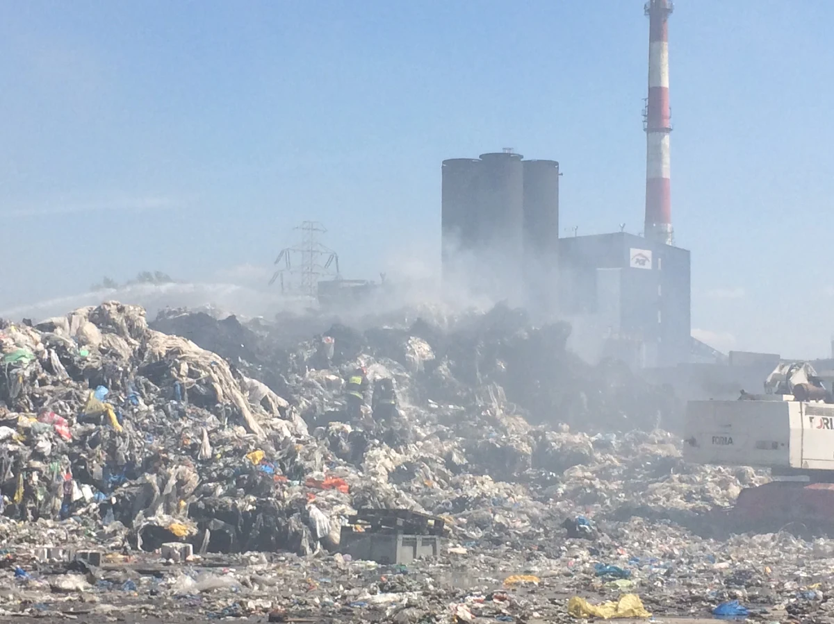 Do jutra może potrwać dogaszanie składowiska odpadów w Zgierzu koło Łodzi. Pożar sprasowanych beli plastiku wybuchł w piątek późnym wieczorem. 