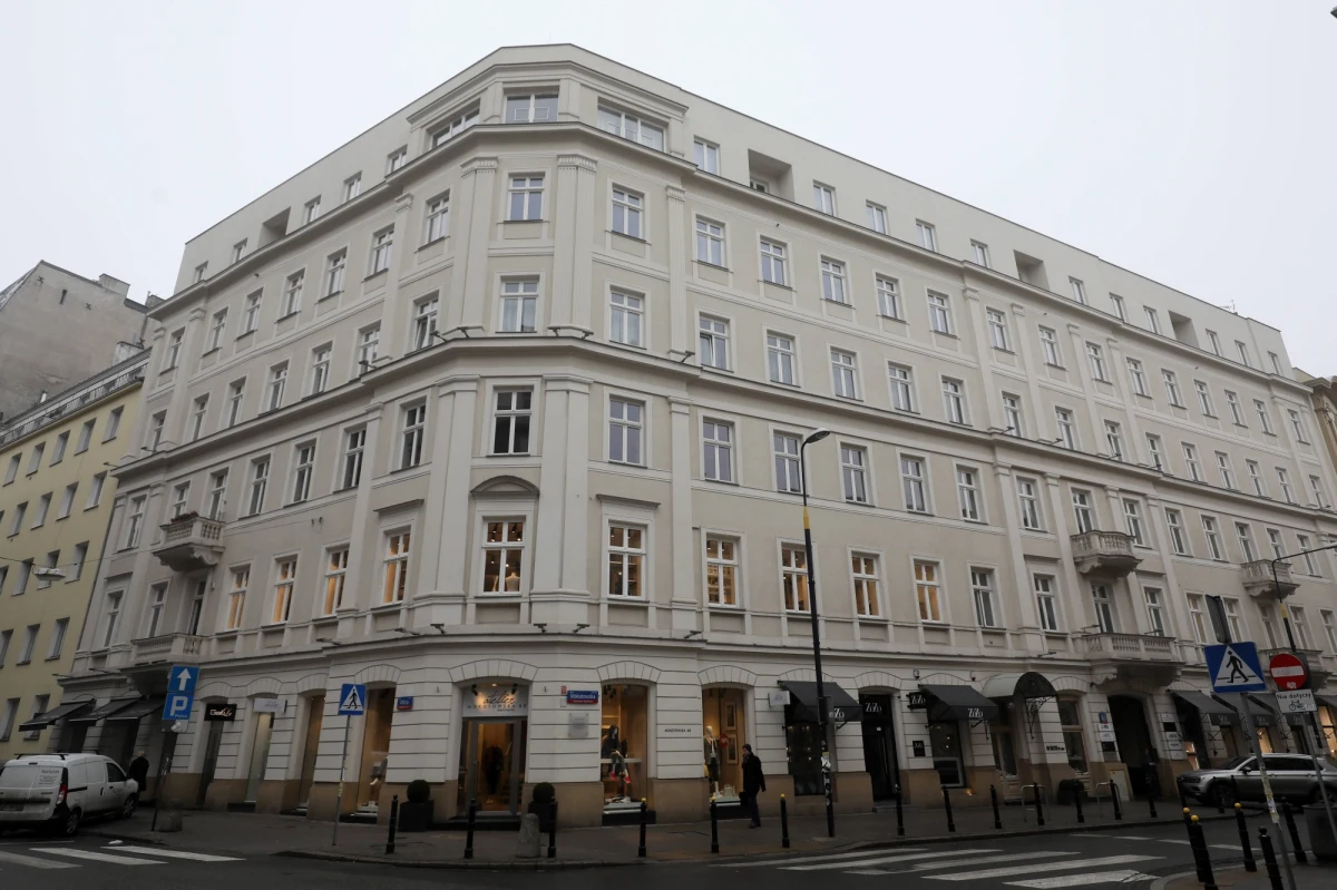 Komisja weryfikacyjna uchyliła decyzję reprywatyzacyjną z 2011 roku ws. nieruchomości przy ul. Mokotowskiej 63. Komisja nakazała też beneficjentom tej reprywatyzacji zwrot 53 mln zł do budżetu miasta.