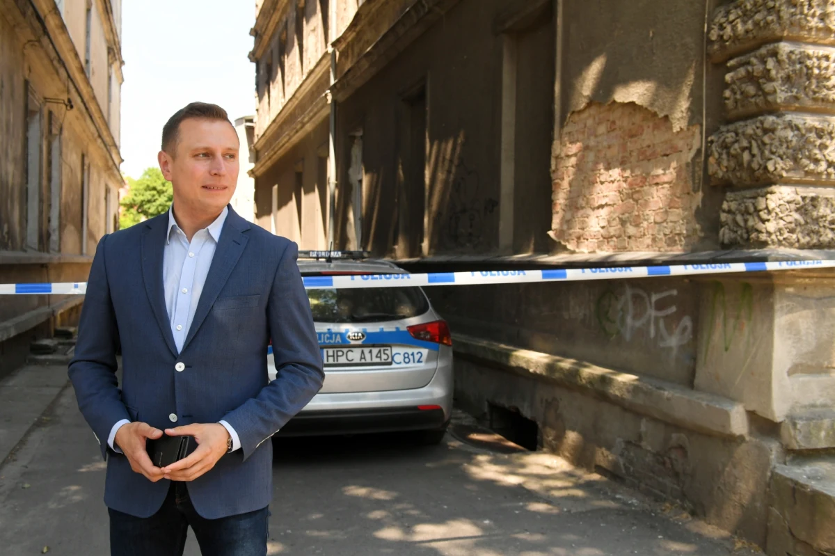 Poseł PO Krzysztof Brejza zawiadomił w niedzielę policję o usiłowaniu zabójstwa jego rodziny. Taką informację przekazała rzecznik prasowa inowrocławskiej policji asp. sztab. Izabella Drobniecka. Zgłoszenie parlamentarzysty ma związek z pożarem przy jego kamienicy w nocy z piątku na sobotę. Tymczasem straż pożarna twierdzi, że nie miała żadnego zgłoszenia o pożarze przy kamienicy, w której mieszka poseł. "Dowiedzieliśmy się o tym zdarzeniu z mediów" - powiedział oficer prasowy Komendanta Powiatowego PSP w Inowrocławiu st. kpt. Artur Kiestrzyn.