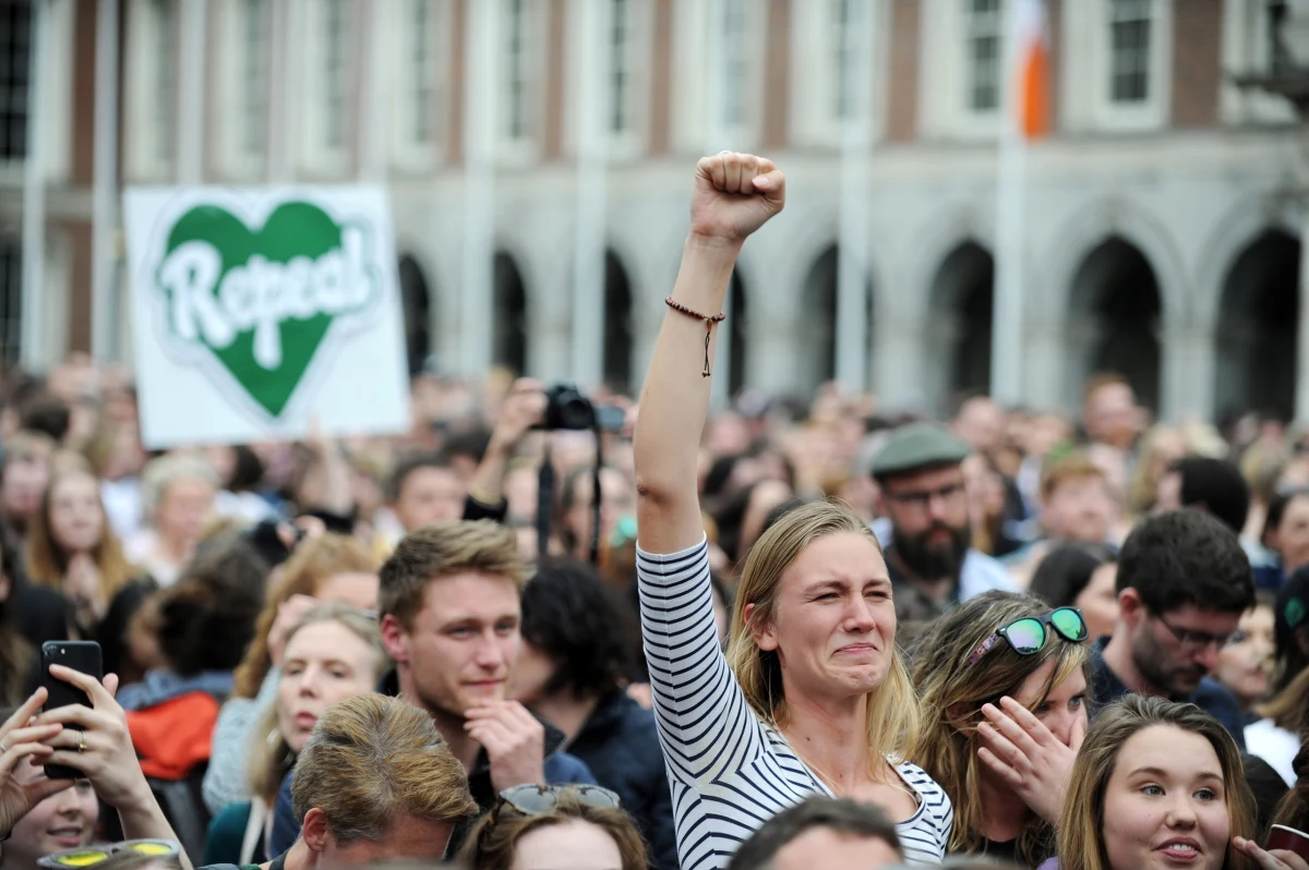 Po zdecydowanym zwycięstwie w referendum zwolenników liberalizacji przepisów aborcyjnych rząd Irlandii planuje przyspieszyć prace nad nową ustawą i liczy na jej wejście w życie jeszcze w październiku - informuje w poniedziałek dziennik "Irish Independent".
