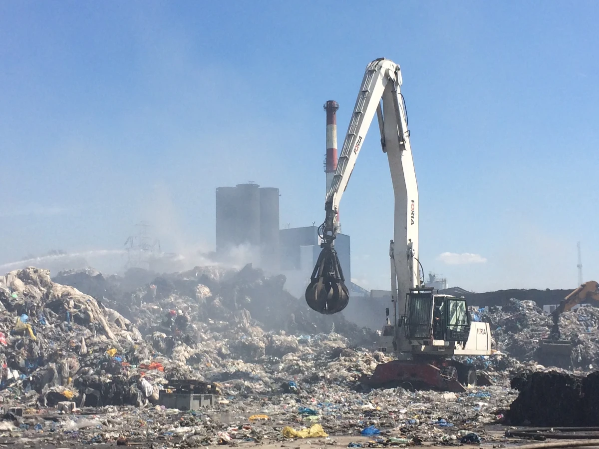 "Zero tolerancji dla mafii śmieciowej" - ogłosił wiceminister środowiska Sławomir Mazurek w Zgierzu (Łódzkie), gdzie od piątku trwa gaszenie pożaru składowiska odpadów. "Będziemy ścigać sprawców tego typu przestępstw. Już trwają prace, aby kolejne luki w prawie likwidować" - zapowiedział.