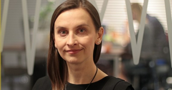 „Będziemy się przyglądali temu, co będzie robione w sprawie niepełnosprawnych” – powiedziała w Popołudniowej rozmowie w RMF FM Sylwia Spurek, zastępca Rzecznika Praw Obywatelskich ds. Równego Traktowania. „Mam wrażenie, że poważnego podejścia i poważnego spojrzenia na problemy niepełnosprawnych nie było. Czekamy aż ktoś pochyli się na tym, co już proponowaliśmy” – stwierdziła odpowiadając na pytanie o to, czy biuro RPO zorganizuje „okrągły stół” w sprawnie problemów niepełnosprawnych. Zastępca RPO oceniła też rządową ustawę o szczególnych rozwiązaniach wspierających osoby o znacznym stopniu niepełnosprawności. Zapytana o to, czy coś dobrego wydarzy się w życiu osób niepełnosprawnych dzięki nowym przepisom, odpowiedziała: "Za mało (...) rząd nie wie ilu ich jest i to pokazuje na jakim etapie debaty jesteśmy." Gość Marcina Zaborskiego przyznała też, że RPO nie wybiera się na organizowane przez premiera spotkanie w sprawie bezpieczeństwa na stadionach. "Z tego, co wiem, nie zostaliśmy zaproszeni" - oznajmiła.