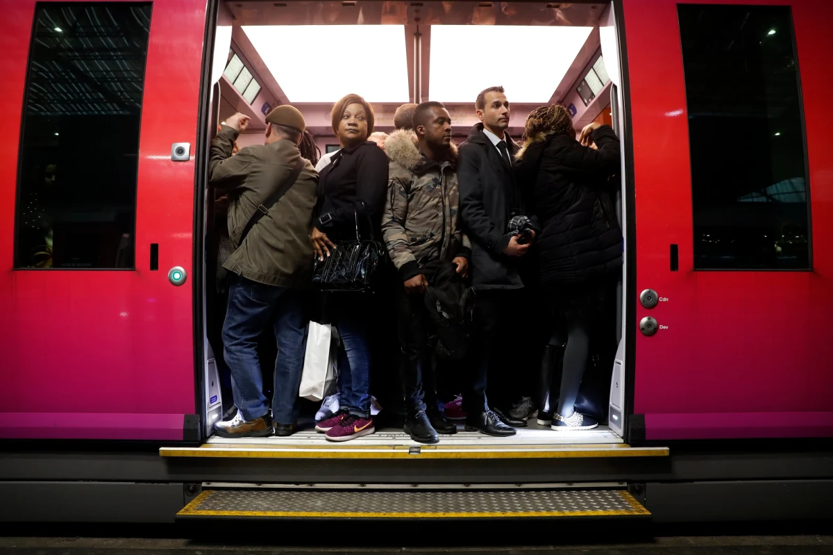 Coraz więcej emocji wywołuje nad Sekwaną sprawa kobiety napadniętej we francuskim pociągu przez afgańskich uchodźców z powodu… zbyt wydekoltowanej bluzki. 33-letnia pasażerka została obrzucona obelgami i pobita. Afgańczycy próbowali ją następnie wyrzucić z pociągu na dworcu w Dijon. Uratowali ją policjanci.