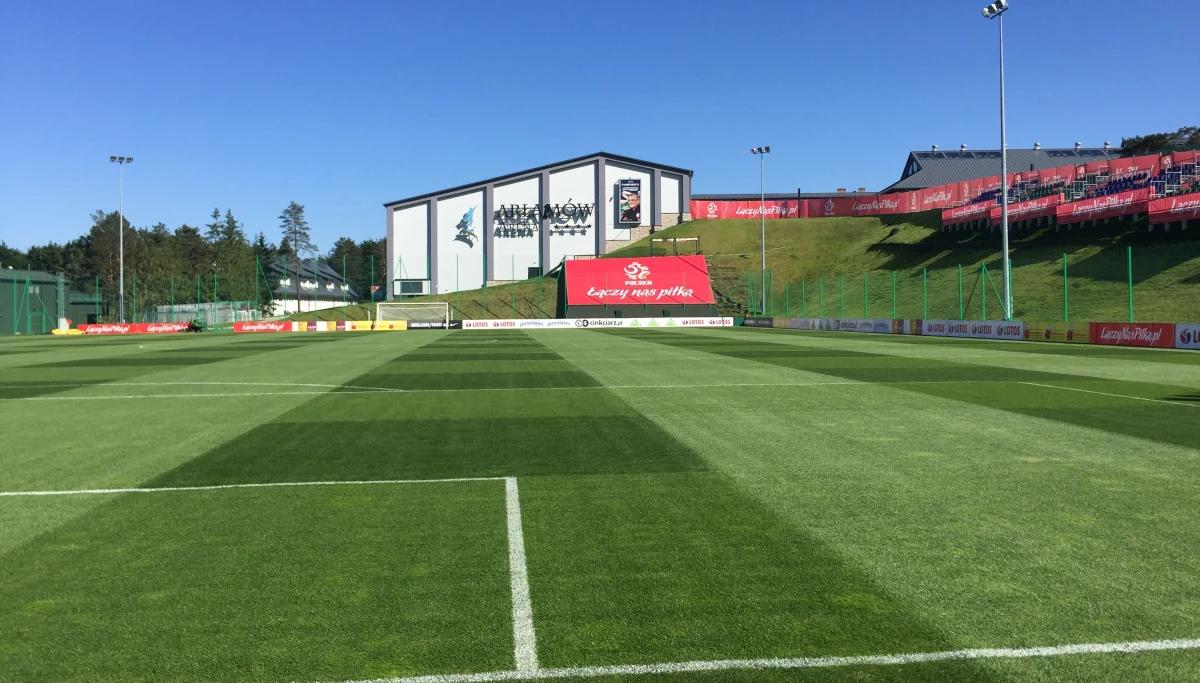 Podwójny płot z banerami, zasłonięte okna w hotelowych korytarzach oraz wykupione pokoje z oknami wychodzącymi na boisko – to ma uchronić piłkarzy reprezentacji Polski przed niepożądanymi obserwatorami podczas zgrupowania w Arłamowie.