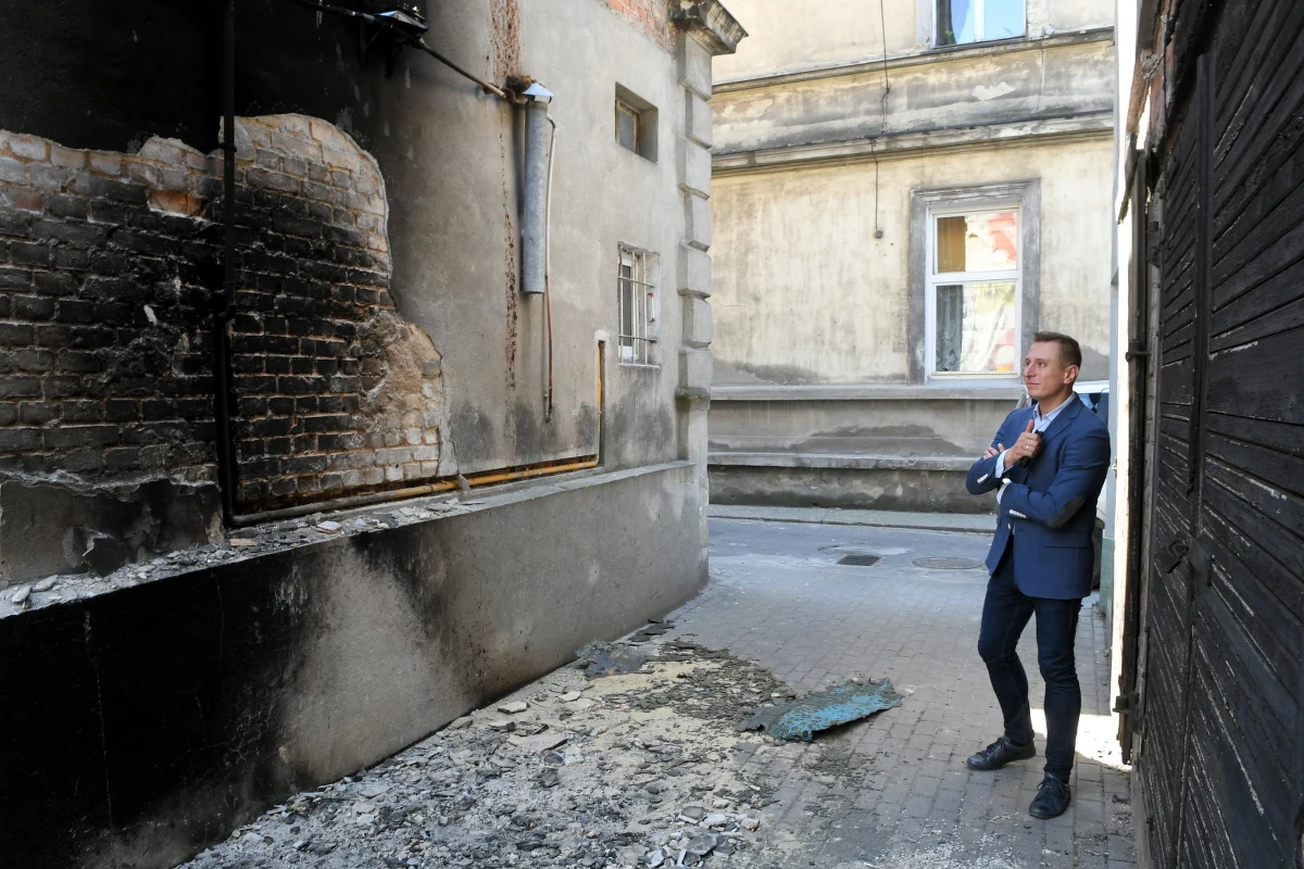 Sąsiedzi uratowali nam życie gasząc pożar - powiedział poseł PO Krzysztof Brejza odnosząc się do sprawy pożaru przy kamienicy w Inowrocławiu, w której mieszka z rodziną. Dodał, że jest daleki od teorii spiskowych, a chce tylko rzetelnego śledztwa.