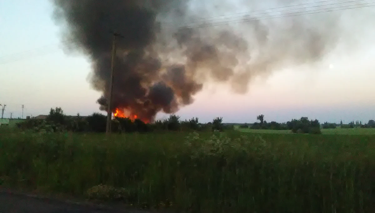 Prawie 40 zastępów straży gasi pożar nielegalnego wysypiska odpadów w miejscowości Wszedzień w Kujawsko-Pomorskiem. To kolejny taki przypadek w kraju w ostatnich dniach. Słup czarnego dymu widać już z kilkunastu kilometrów. Specjalne służby stale monitorują jakość powietrza. Prewencyjnie ewakuowano ponad 30 mieszkańców z najbliższej okolicy. Noc spędzają u rodzin.