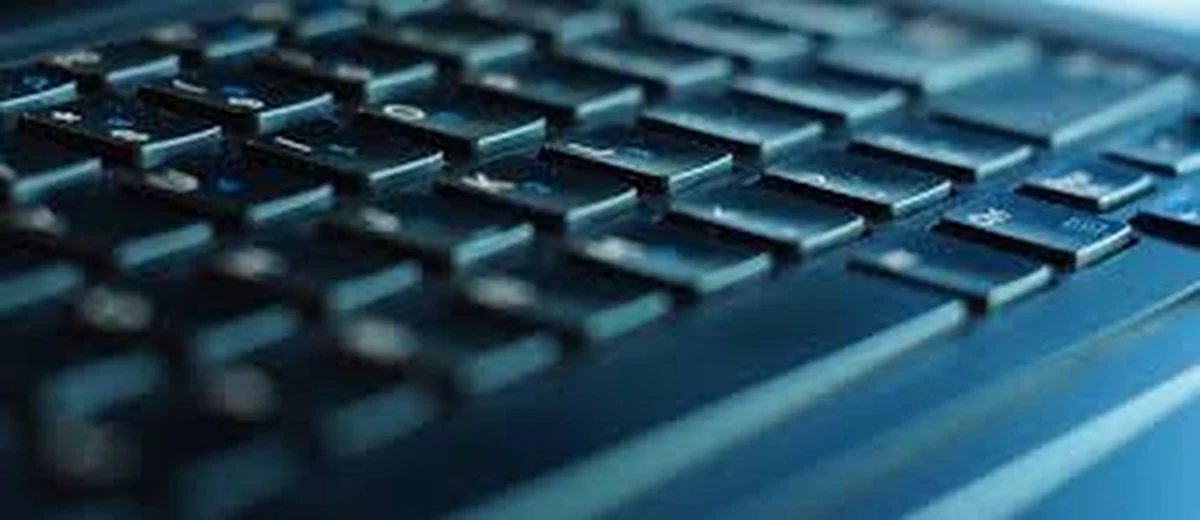 Prawie 1500 szkół jazdy wciąż nie ma dostępu do portalu OSK, czyli narzędzia umożliwiającego dostęp do bazy danych kandydatów prowadzonych przez starostów. Od piątku ośrodki szkolenia kierowców muszą podpisać specjalną umowę z Polską Wytwórnią Papierów Wartościowych dotyczącą przestrzegania przepisów RODO, żeby móc korzystać z portalu.