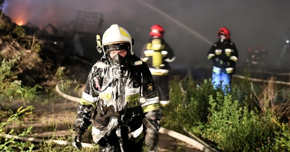 Jeszcze kilkanaście godzin może potrwać dogaszanie pożaru składowiska odpadów w miejscowości Wszedzień w woj. kujawsko-pomorskim. Nad okolicą wciąż unoszą się kłęby dymu, a dotychczasowe pomiary nie wykazały, że jest on szkodliwy dla zdrowia człowieka. Ogień pojawił się tam w poniedziałek wieczorem. Strażacy prewencyjnie ewakuowali 35 mieszkańców okolicy. Nieznana jest jeszcze przyczyna pożaru. Wyjaśni to policja razem z biegłym sądowym.