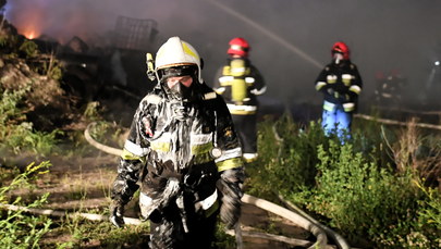 Pożar składowiska odpadów we wsi Wszedzień. Palą się z zbiorniki z chemikaliami