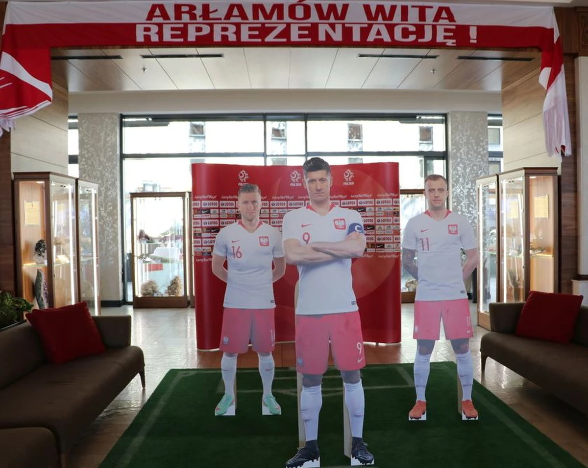 Oficjalnie rusza już zgrupowanie reprezentacji Polski w piłce nożnej przed mistrzostwami świata w Rosji. W bazie kadry w Arłamowie dziś mają się pojawić zawodnicy. Do godz. 18 powinni stawić się wszyscy piłkarze. Na razie nie planowane są żadne opóźnienia. Podobnie jak dwa lata temu, niektórzy piłkarze przylecą helikopterami.