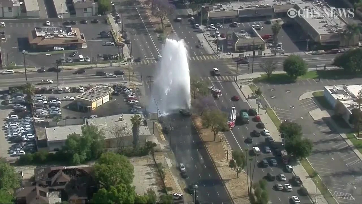 Do nietypowego wypadku doszło w Los Angeles. W wyniku kolizji uszkodzony został hydrant. W powietrze wystrzelił wysoki na kilkanaście metrów strumień wody.