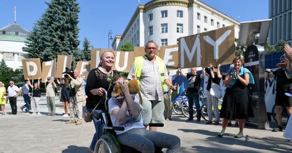 "To jest duże wyzwanie" - tak minister rodziny Elżbieta Rafalska komentuje zapowiedzi osób niepełnosprawnych i ich opiekunów, że od lipca, w praktyce, będą sprawdzać jak działa ustawa, która ma im zapewnić dostęp do lekarzy i fizjoterapeutów bez kolejki. Osoby, które do niedzieli prowadziły protest w Sejmie, twierdzą, że nowe przepisy nie zadziałają, bo chętnych będzie zbyt dużo. 