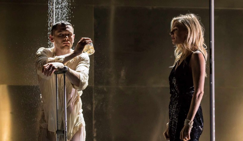 Sienna Miller i Jack O'Connell występują w spektaklu "Kotka na gorącym blaszanym dachu", pokazywanym w ramach cyklu "National Theatre Live w Multikinie". Retransmisję przedstawienia będzie można zobaczyć 7 czerwca w wybranych kinach sieci Multikino.