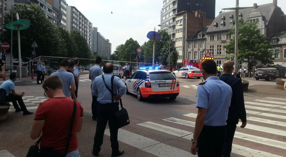 Tragiczne sceny rozegrały się przed południem w Liege w Belgii. 36-letni mężczyzna zastrzelił na ulicy dwóch policjantów oraz przypadkowego mężczyznę, który przebywał w zaparkowanym nieopodal samochodzie. Następnie bandyta wtargnął do pobliskiej szkoły i wziął zakładniczkę. Nie ma już zagrożenia. Napastnik nie żyje. Korespondentka RMF FM informuje, że 36-letni sprawca był na zwolnieniu warunkowym. Wczoraj wyszedł z więzienia, w którym odbywał karę za drobne przestępstwa. To podczas pobytu w zakładzie karnym miał się zradykalizować. Według niektórych mediów, podczas ataku krzyczał "Allahu Akbar". Strzelanina jest traktowana jako akt terroru - podała tamtejsza prokuratura. 
