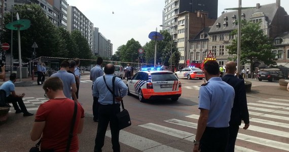 Tragiczne sceny rozegrały się przed południem w Liege w Belgii. 36-letni mężczyzna zastrzelił na ulicy dwóch policjantów oraz przypadkowego mężczyznę, który przebywał w zaparkowanym nieopodal samochodzie. Następnie bandyta wtargnął do pobliskiej szkoły i wziął zakładniczkę. Nie ma już zagrożenia. Napastnik nie żyje. Korespondentka RMF FM informuje, że 36-letni sprawca był na zwolnieniu warunkowym. Wczoraj wyszedł z więzienia, w którym odbywał karę za drobne przestępstwa. To podczas pobytu w zakładzie karnym miał się zradykalizować. Według niektórych mediów, podczas ataku krzyczał "Allahu Akbar". Strzelanina jest traktowana jako akt terroru - podała tamtejsza prokuratura. 