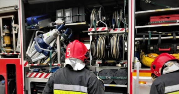 Strażacy dogaszają pożar, jaki wybuchł we wtorek na składowisku samochodów przeznaczonych do recyklingu w Wólce Niedźwieckiej (Podkarpackie). 