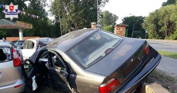 Nietypowy wypadek w Białej Podlaskiej. Kierujący BMW 23-latek zjechał na przeciwległy pas ruchu i uderzył w ogrodzenie komisu samochodowego. Uszkodził jedenaście zaparkowanych tam aut.